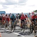 Nairo Quintana y Sergio Higuita en el final del muro de Bretagna segunda etapa