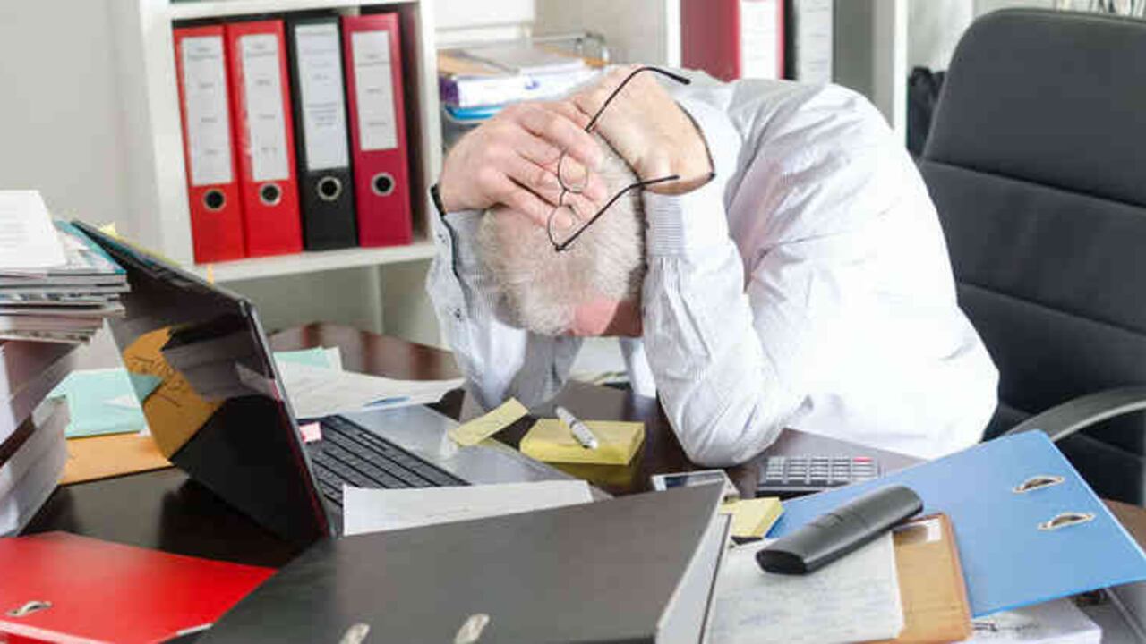 Permanecer mucho tiempo frente al computador puede generar la fatiga ocular. Foto: 123RF