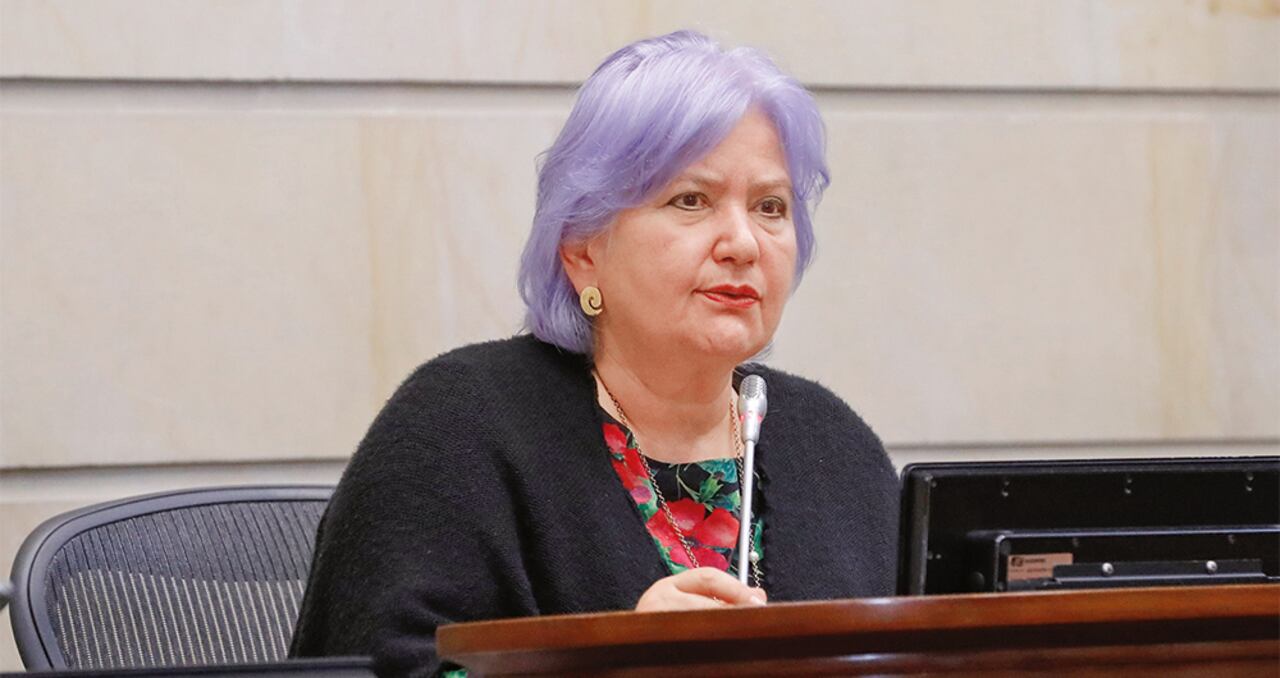 Gloria Flórez, presidenta de la Colombia Humana, inicia su gestión con la suspensión de militantes que la cuestionan.