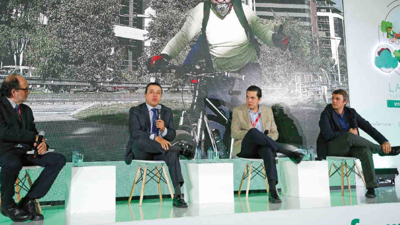 De izquierda a derecha, Pablo Páramo, experto en urbanismo y psicología ambiental; Pedro Orlando Molano, director del Instituto Distrital de Recreación y Deporte; Luis Antonio Romahn, presidente de la Asociación de Parques de México; y Pedro Paes Lira, fundador de Naturaleza Urbana Brasil.
