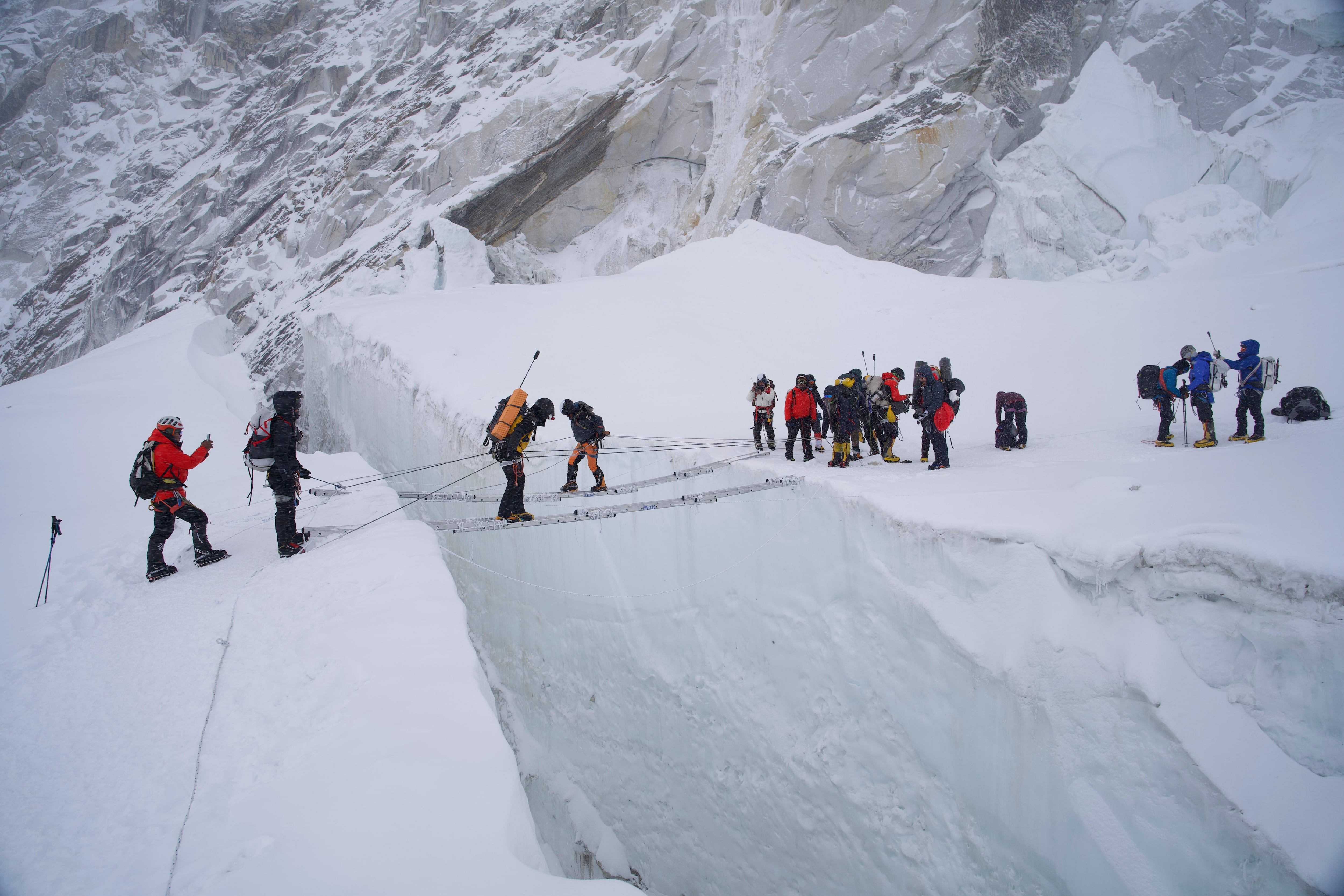 Los montañeros participan en una sesión de entrenamiento en la cascada de hielo de Khumbu mientras se preparan para su ascenso a la cima del Monte Everest, Nepal, el sábado 9 de mayo de 2026. (Foto AP/Pasang Rinzee Sherpa)