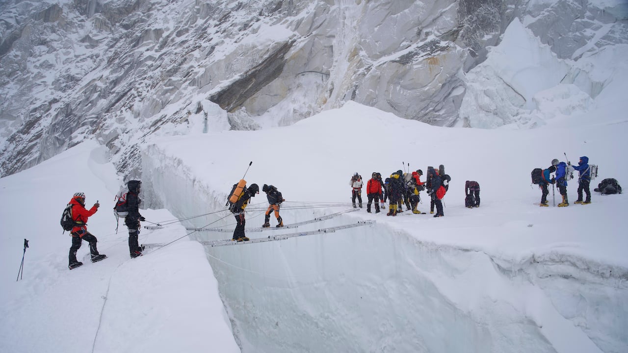 Los montañeros participan en una sesión de entrenamiento en la cascada de hielo de Khumbu.