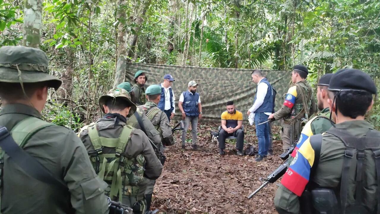 El soldado Juan Gabriel Chichanoi Miramag fue entregado a una misión humanitaria, con apoyo de la Defensoría del Pueblo.