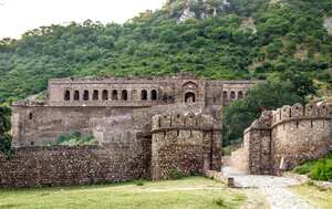 Antiguo fuerte de Bhangarh en la India bajo un cielo azul