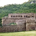 Antiguo fuerte de Bhangarh en la India bajo un cielo azul