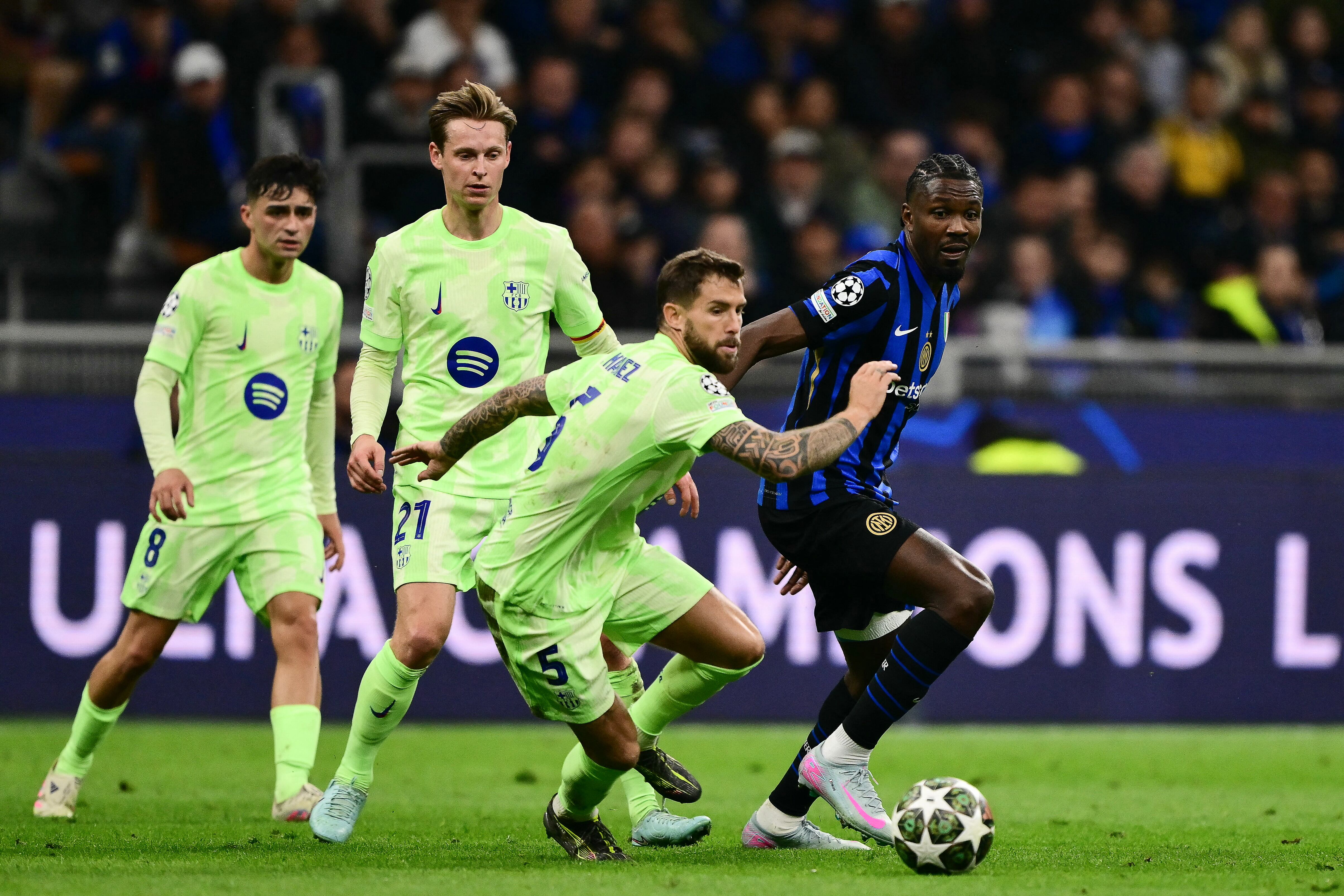 El defensa español #05 del Barcelona, Inigo Martínez Berridi (2R), y el delantero francés #09 del Inter de Milán, Marcus Thuram, luchan por el balón.