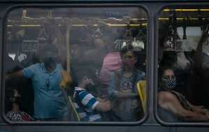 Pasajeros con tapabocas debido a la pandemia de COVID-19 se agolpan en un autobús público de tránsito rápido (BRT) en Río de Janeiro, Brasil, el martes 30 de marzo de 2021. Foto: AP / Bruna Prado.