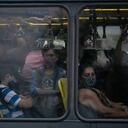 Pasajeros con tapabocas debido a la pandemia de COVID-19 se agolpan en un autobús público de tránsito rápido (BRT) en Río de Janeiro, Brasil, el martes 30 de marzo de 2021. Foto: AP / Bruna Prado.