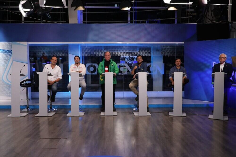 Solo uno de los candidatos se ausentó del debate.