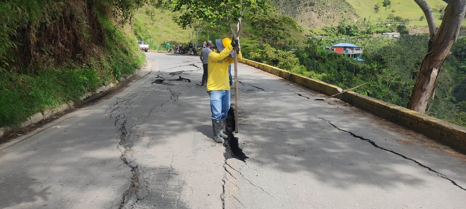 En la vía se realiza un sellamiento parcial de las fisuras para tratar de mitigar la problemática