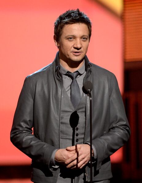 Jeremy Renner usando una chaqueta gris de cuero perforado de  Ermenegildo Zegna