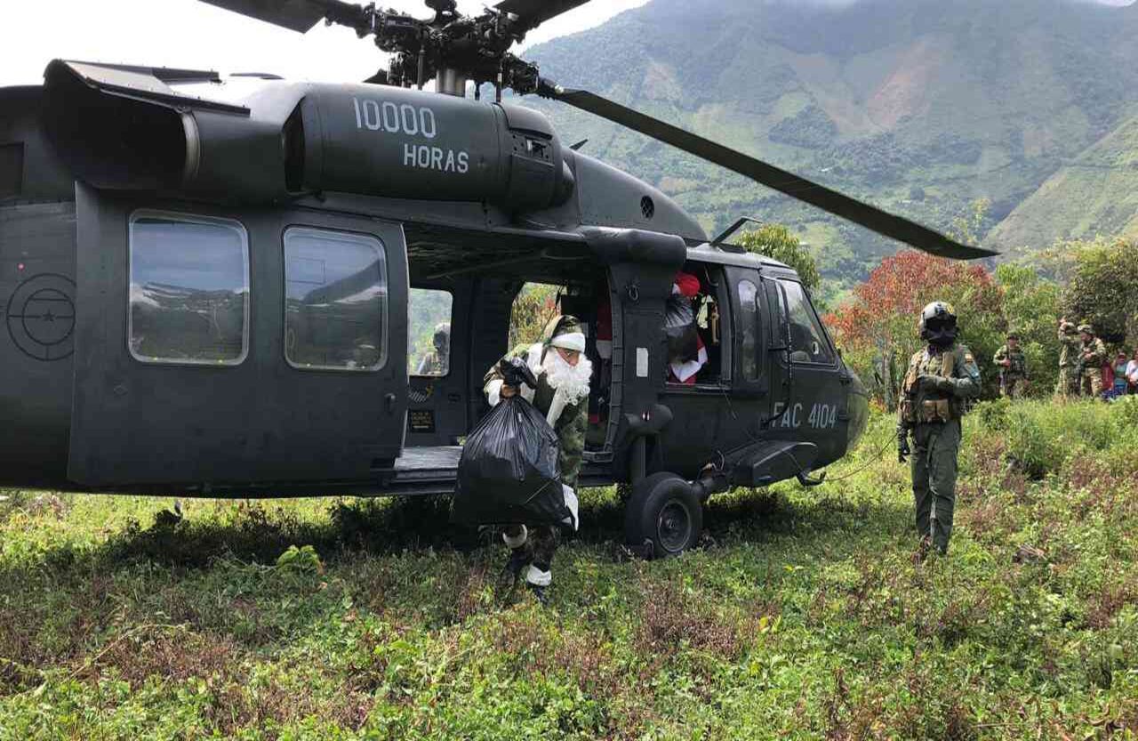 Para los campesinos de El Cedral, un helicóptero era sinónimo de guerra y tristeza, nunca esperaron que esta vez trajera una tarde de felicidad para los niños.
