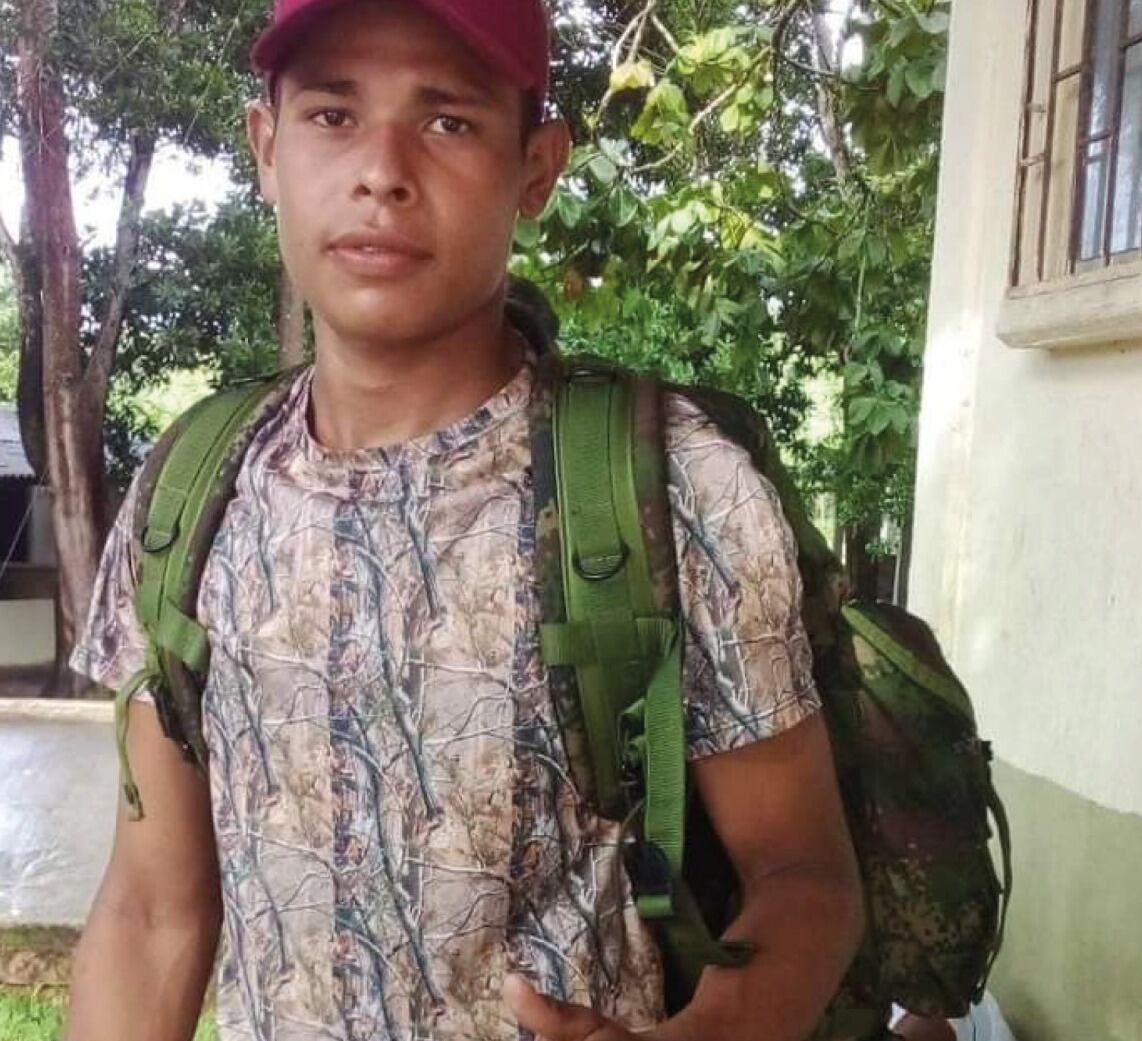 En esta foto usa el morral que llevan soldados del Ejército