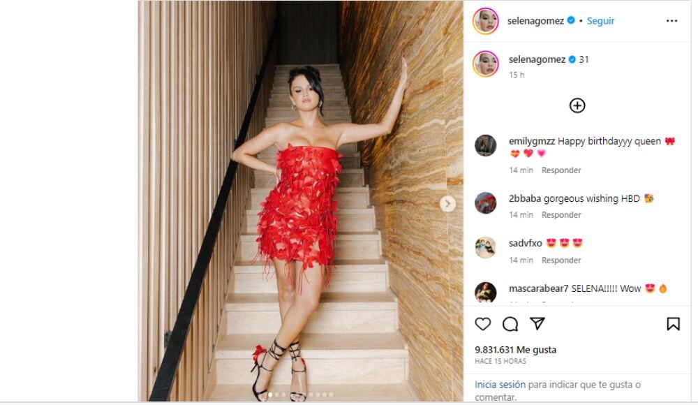 La cantante llevó un look de rojo.