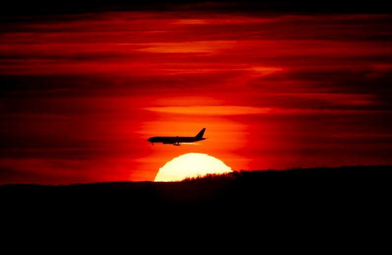 27 de marzo - Un avión de pasajeros se aproxima al Aeropuerto Internacional de Newark Liberty, N.J. mientras se pone el sol. FOTO:  J. David Ake/AP