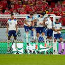 Los jugadores ingleses defienden un tiro libre durante el partido de fútbol del grupo B de la Copa Mundial entre Inglaterra y Gales, en el estadio Ahmad Bin Ali en Al Rayyan, Qatar, el martes 29 de noviembre de 2022.