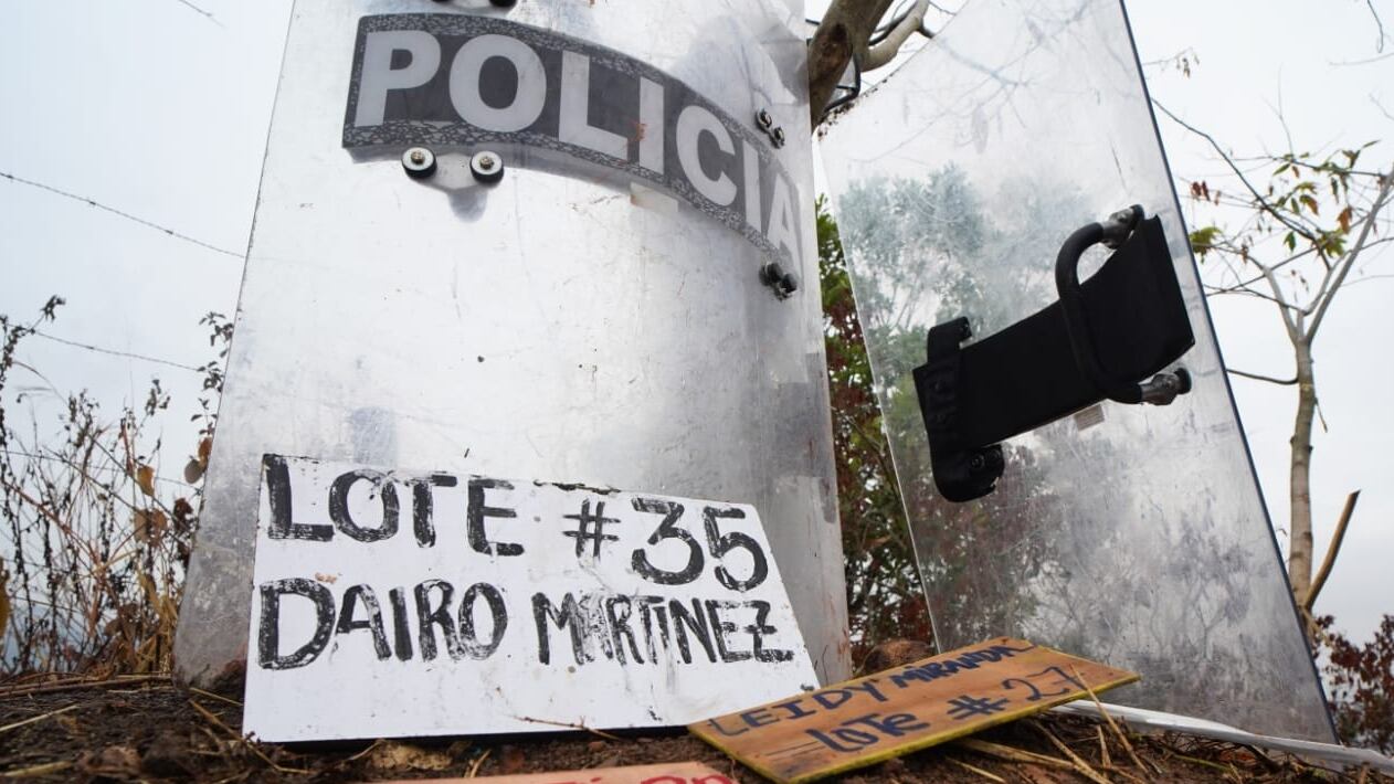 Desalojan, otras vez, a invasores en el cerro de La Antena en Cali.