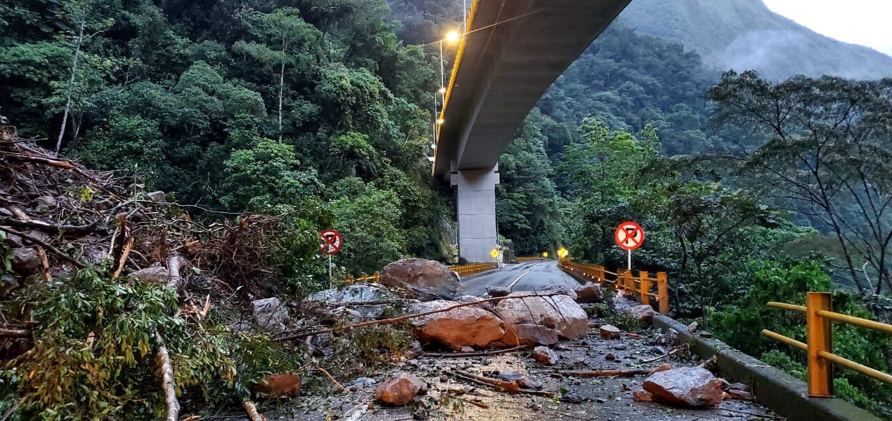 Cierre de la vía al Llano por desprendimiento de roca