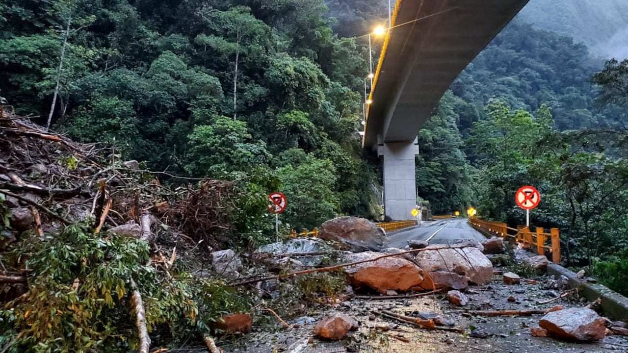 El corredor resultó bloqueado luego de un derrumbe y la caída de un puente.