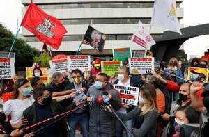 Planton en frente de la Secretaría de Educación Fecode y la ADE
Foto Guillermo Torres Reina / Semana