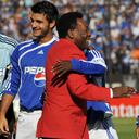 BOGOTA, COLOMBIA - JANUARY 17: Brazilian football legend Pele hugs a group of football players of Colombian Millonarios team during his visit to promote Libertadores Cup 2010 before the match betwen Milinarios v Independientes Santa Fe at El Campin Stadium on January 17, 2010 in Bogota, Colombia. (Photo by Gal Schweizer/LatinContent via Getty Images)
