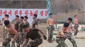 Soldados de fuerzas especiales de Corea del Norte durante ejercicios de entrenamiento extremo que evidencian su resistencia física y disciplina militar.