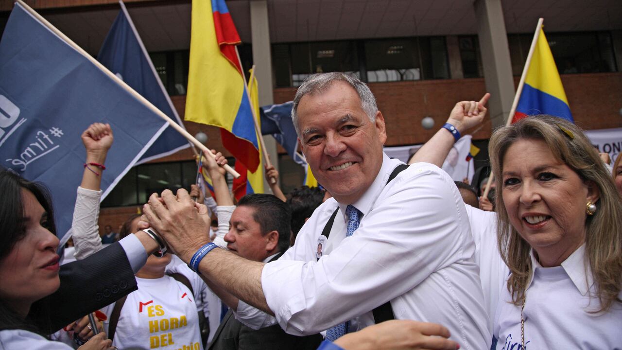 Ordóñez entrego 2,2 millones de firmas.