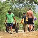 Cientos de colombianos y venezolanos cruzan las fronteras a diario para encontrar oportunidades