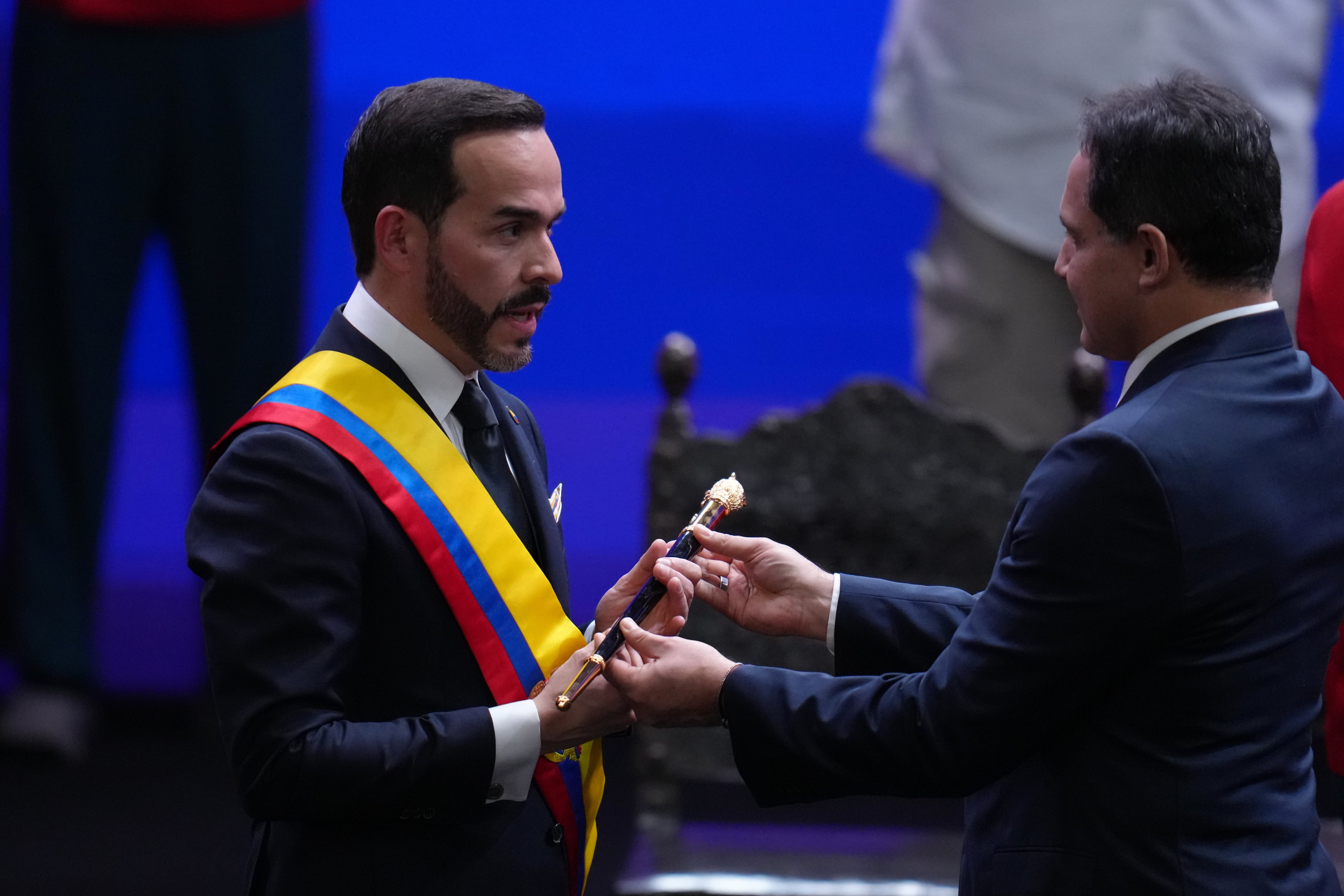 El presidente de Colombia, Abelardo de la Espriella, recibe el bastón ceremonial de manos del presidente del Senado, Honorio Henríquez, durante la ceremonia de investidura en Cali, Colombia, el viernes 7 de agosto de 2026. (AP Foto/Matias Delacroix)
