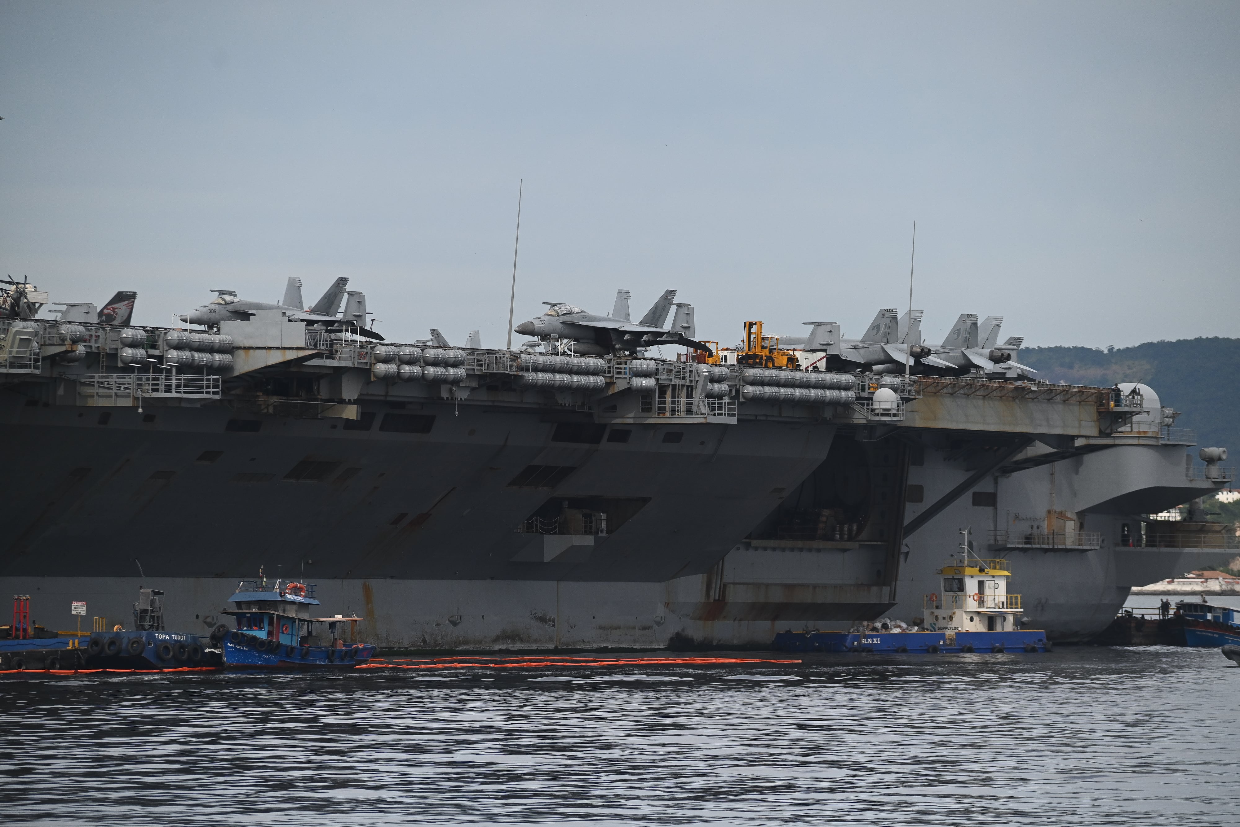 Vista del portaaviones de propulsión nuclear USS Nimitz, uno de los buq