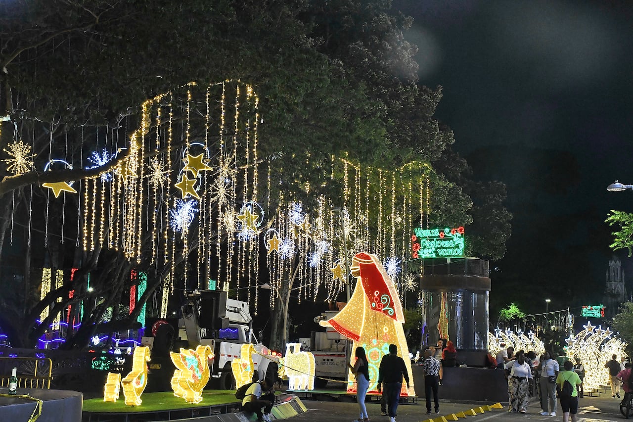 Cali: Alumbrado navideño en el bulevar del río y el Paseo Bolívar de Cali. foto José L Guzmán. El País