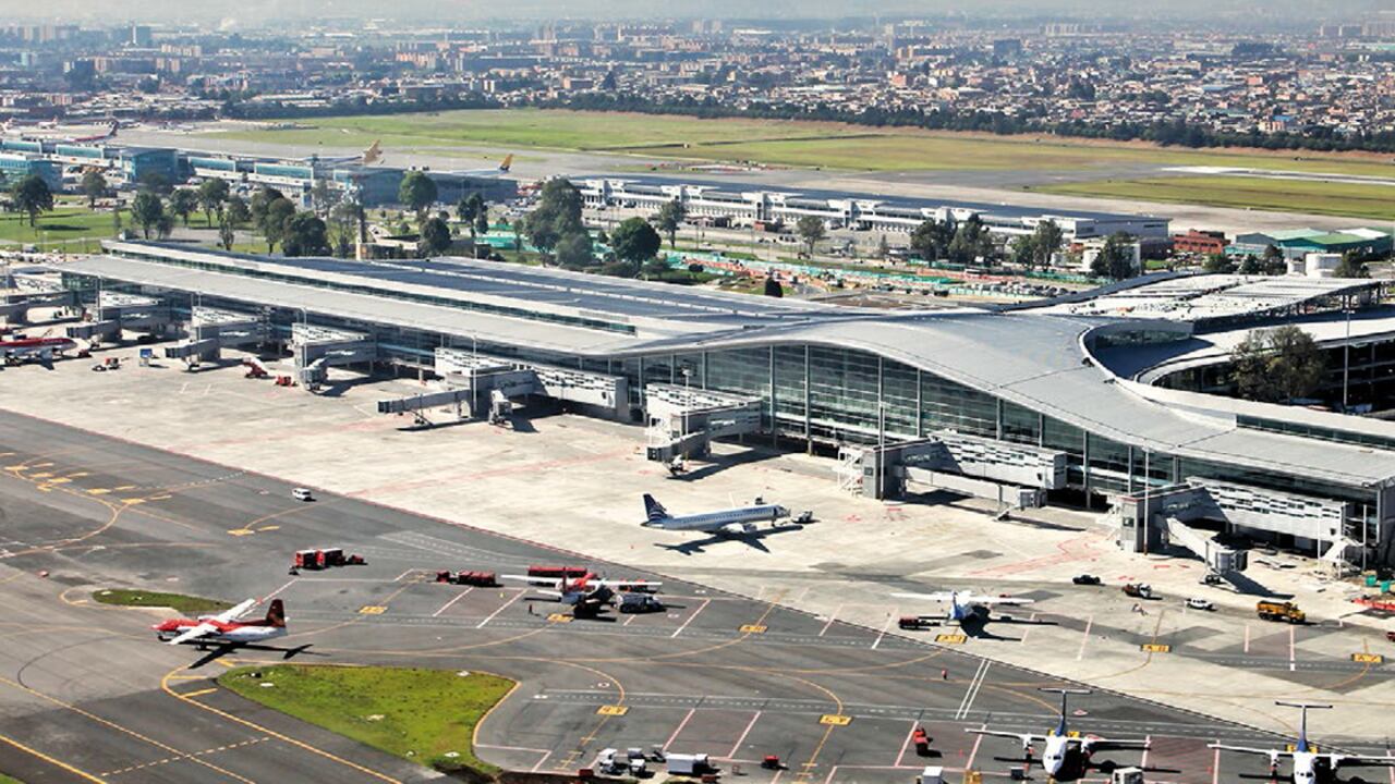 Tripulaciones y personal en tierra alistan el gigantesco operativo de traslado de pasajeros hacia todos los puntos cardinales de Colombia.