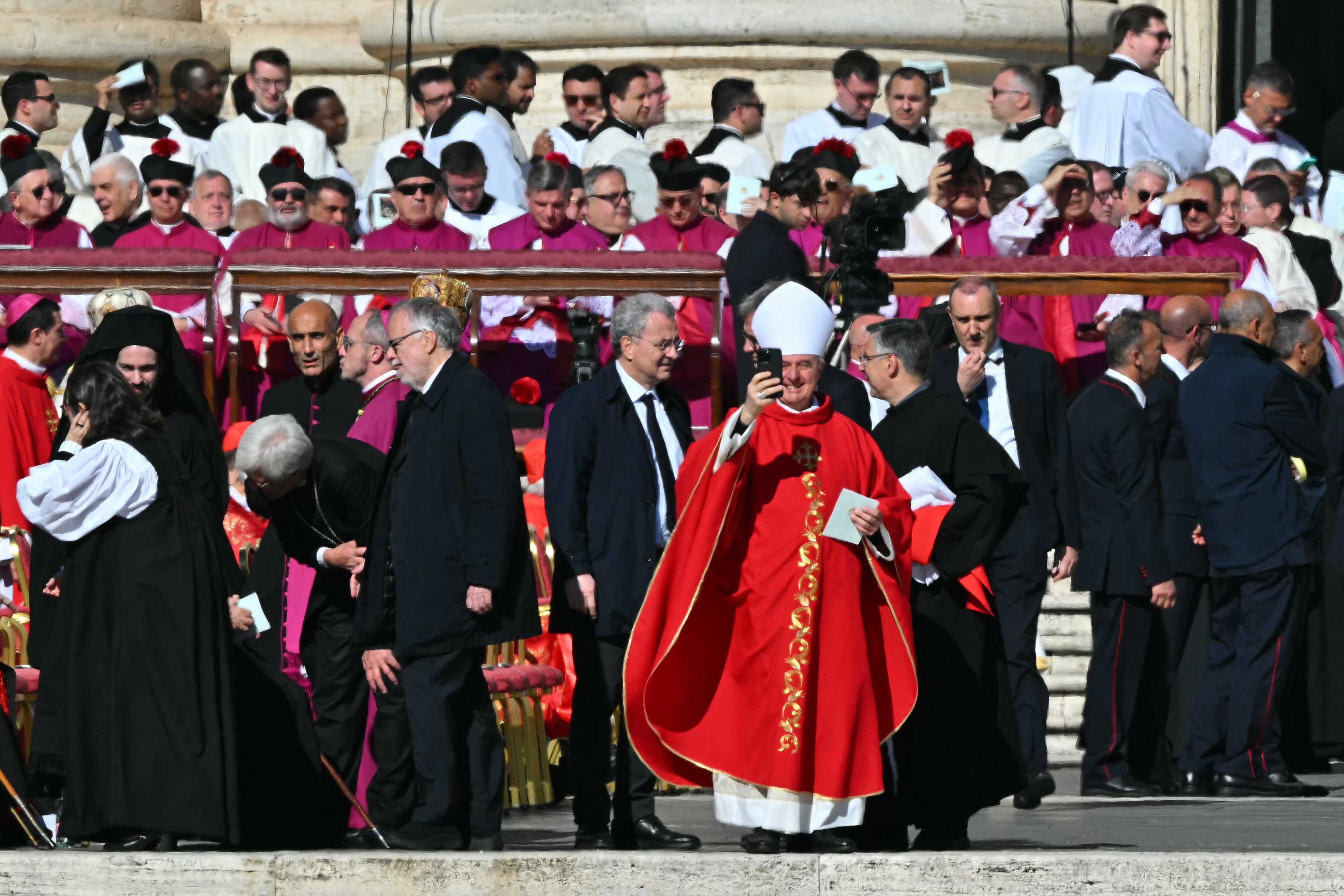 Un cardenal toma fotos con su teléfono inteligente antes del inicio de la ceremonia fúnebre del difunto Papa Francisco en la Plaza de San Pedro en el Vaticano el 26 de abril de 2025.
