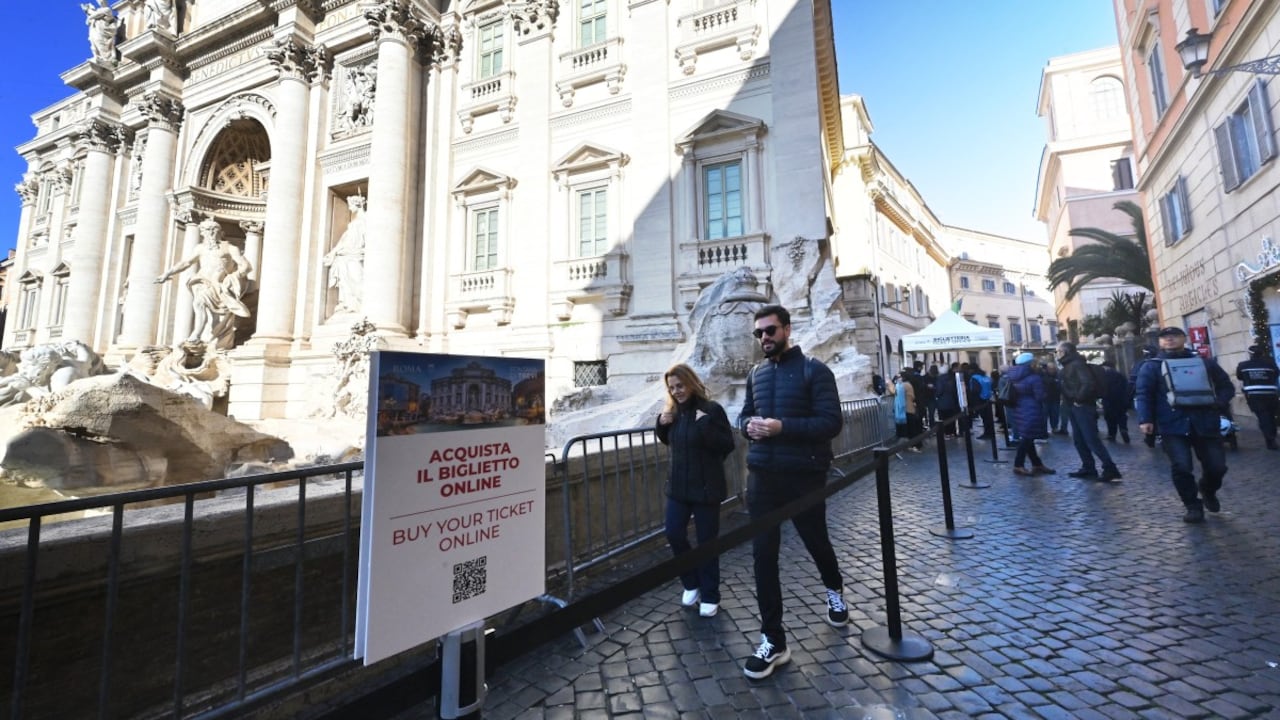 Los turistas hacen cola para visitar la Fontana de Trevi en Roma, después de que la ciudad introdujera una entrada paga de dos euros, el 2 de febrero de 2026