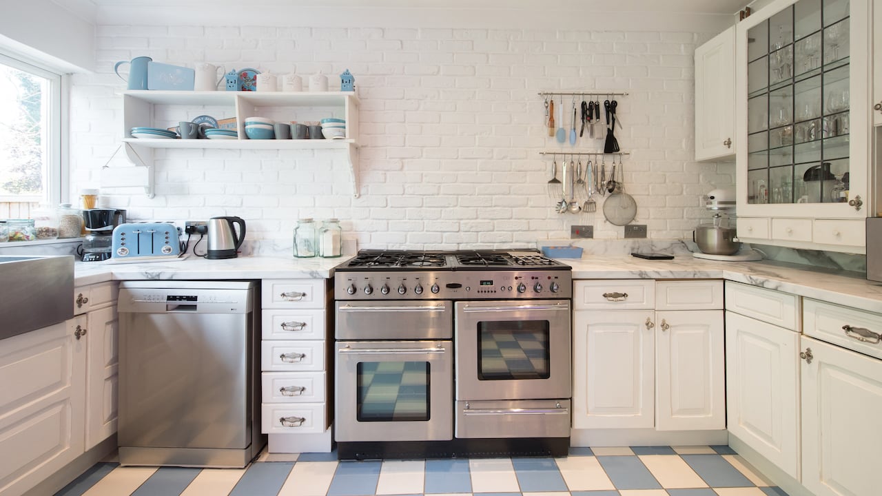 Es común pensar que los aparatos grandes son los mayores responsables del consumo eléctrico.