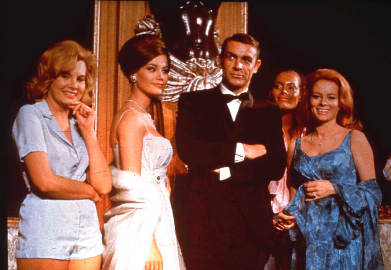 En esta foto de archivo sin fecha, Sean Connery en el papel de James Bond posa en una promoción de la película "Thunderball".