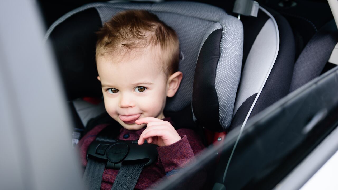 Nuevas leyes sobre uso de asientos infantiles en lo carros que entrarán en vigor el 2 de abril en Estados Unidos; esto es lo que debe tener en cuenta