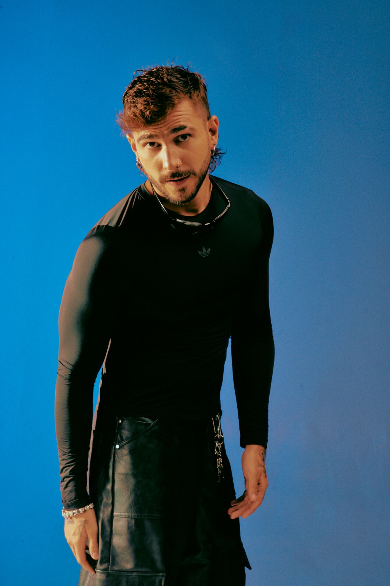 El cantante y compositor colombiano Juan Duque, una de las voces actuales más fuertes de la escena urbana, lanza su nuevo sencillo “Ojalá”. Habló con SEMANA.