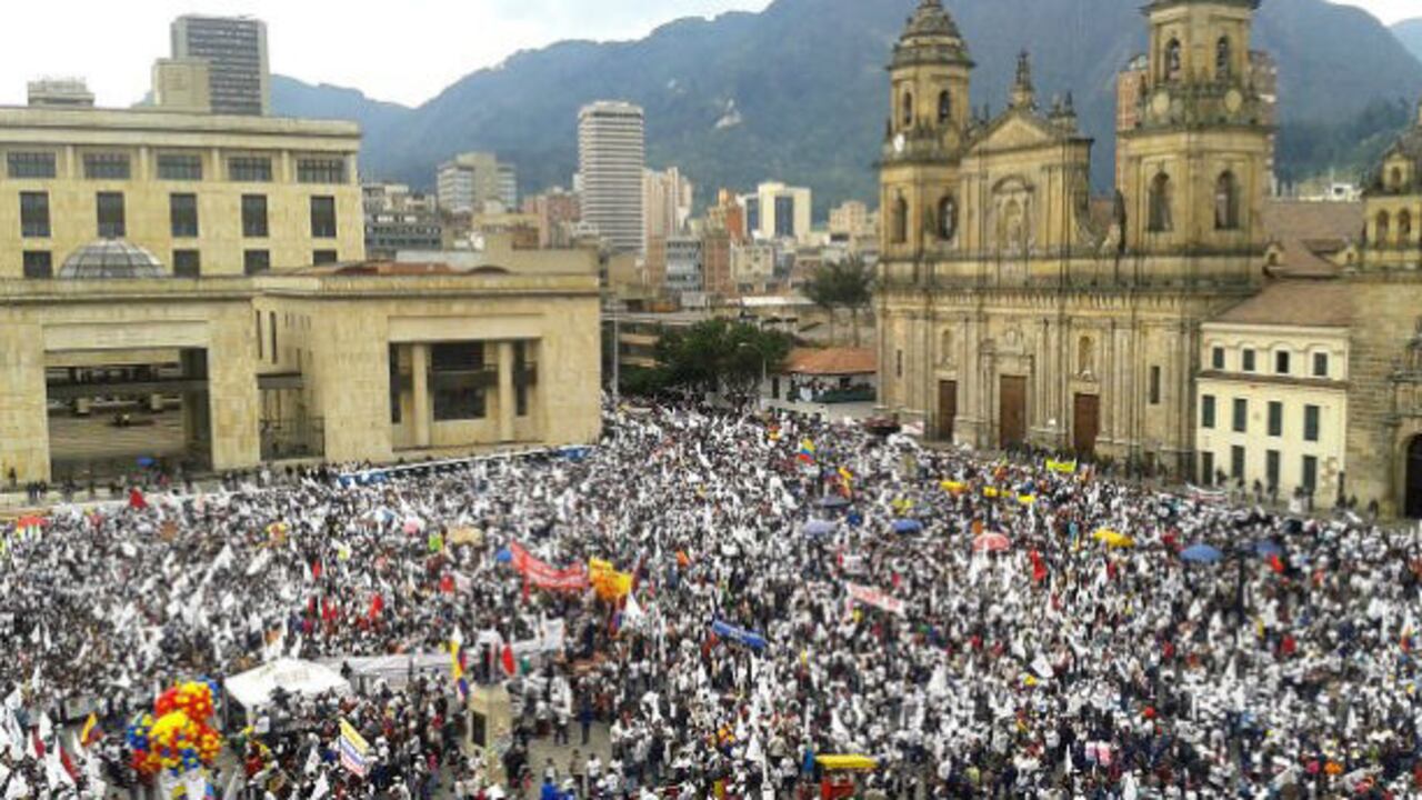 La marcha por la paz se concentra en la Plaza de Bolívar de Bogotá.
