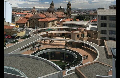 Centro Cultural Gabriel García Márquez. Fue diseñado por Rogelio Salmoná y María Elvira Madriñán y construido por De Valdenebro Ingenieros Ltda. en pleno dentro histórico de Bogotá. Para el jurado, conformado por cinco expertos, “la obra plantea la difícil posición de crear un edificio en un entorno del pasado con un diseño que debe ser contemporáneo pero respetuoso, un edificio en el que se quiere favorecer la mezcla social, y se quiere abrir sus espacios al público”. Esta fue la última obra diseñada por el arquitecto Salmoná.