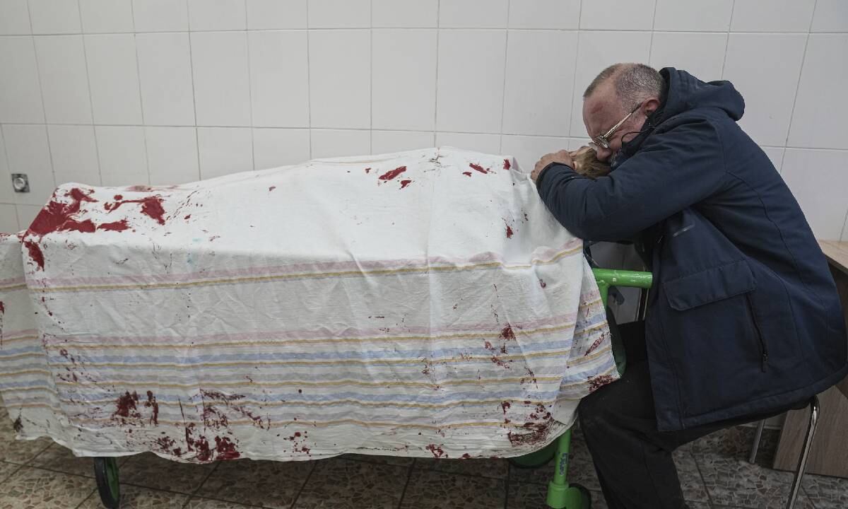 Imagen de víctimas de bombardeos en Ucrania. Ciudad de Mariupol. AP Photo/Evgeniy Maloletka