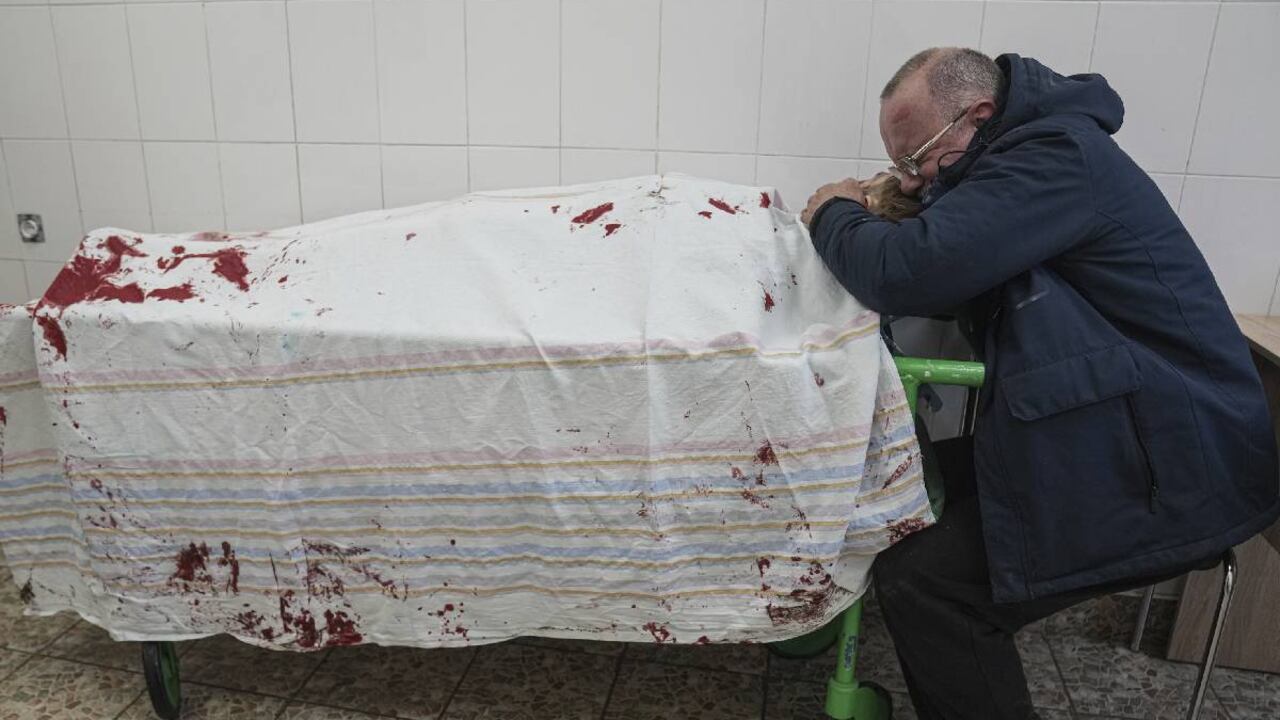 Imagen de víctimas de bombardeos en Ucrania. Ciudad de Mariupol. AP Photo/Evgeniy Maloletka
