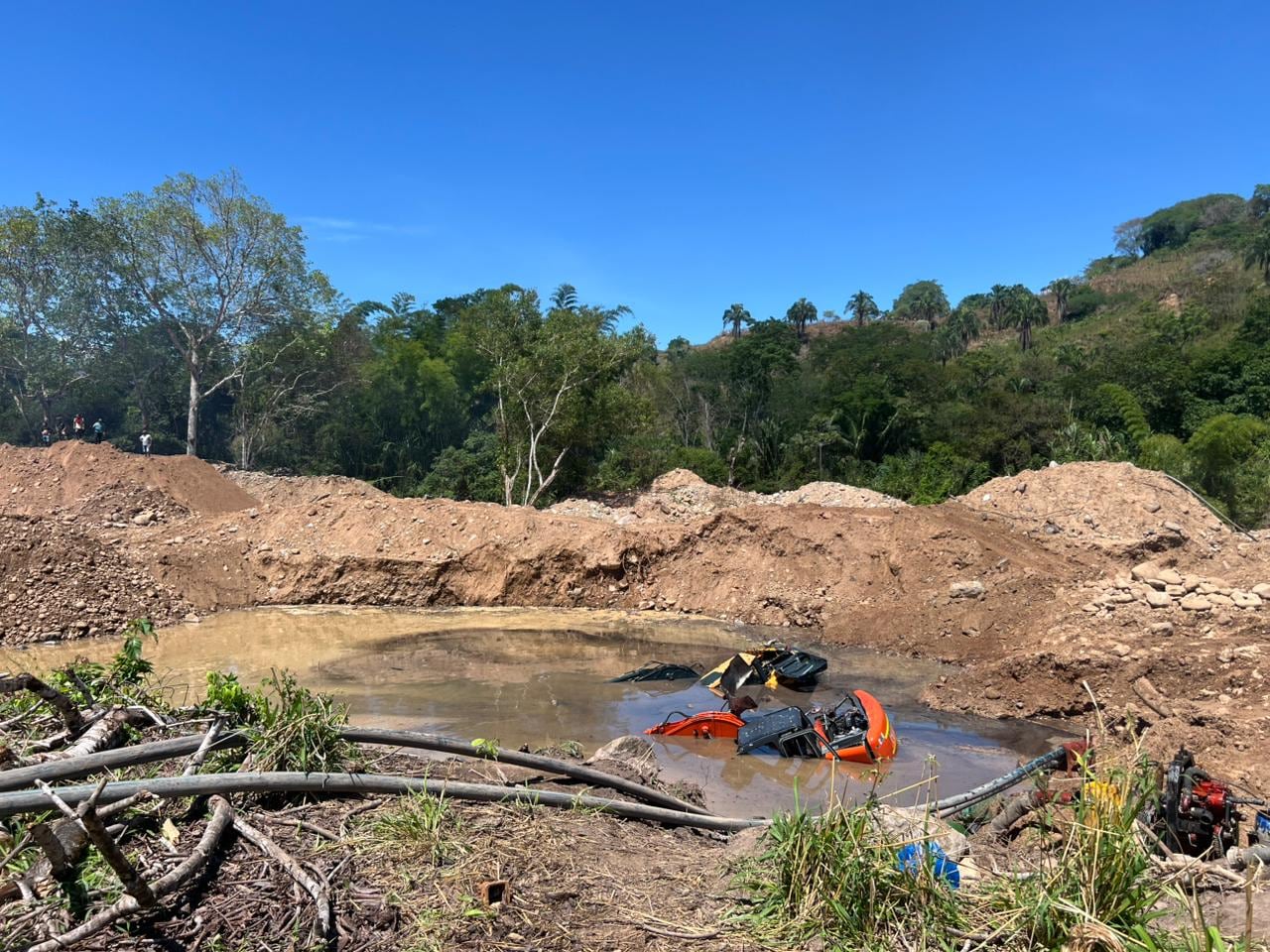 Grupos criminales sumergen la maquinaria amarilla para evitar ser destruida por la Policía.