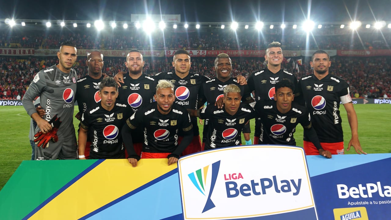 Jugadores de Independiente Santa Fe, celebran la victoria sobre America de Cali, al final de partido de la fecha 6 entre Independiente Santa Fe y America de Cali, por la Liga BetPLay DIMAYOR I 2020, en el estadio Nemesio Camacho El Campin de la ciudad de Bogota. / Players of Independiente Santa Fe, celebrate the victory to America de Cali, at the end of a match of the 6th date between Independiente Santa Fe and America de Cali, for the BetPlay DIMAYOR I Leguaje 2020 at the Nemesio Camacho El Campin Stadium in Bogota city. / Photo: VizzorImage / Luis Ramirez / Staff.