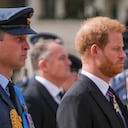 El príncipe William y el príncipe Harry caminan detrás del ataúd de la reina Isabel II mientras es arrastrado por un carruaje de armas por las calles de Londres después de su funeral en la Abadía de Westminster, el lunes 19 de septiembre de 2022.