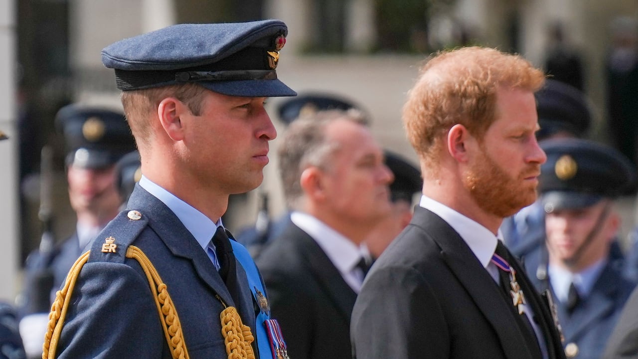 El príncipe William y el príncipe Harry caminan detrás del ataúd de la reina Isabel II mientras es arrastrado por un carruaje de armas por las calles de Londres después de su funeral en la Abadía de Westminster, el lunes 19 de septiembre de 2022.
