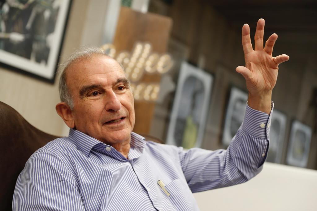 Humberto de la Calle presentó su primera novela en la Feria Internacional del Libro de Cali.