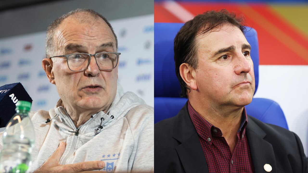 Marcelo Bielsa, DT de Uruguay, y Néstor Lorenzo, DT de Colombia.