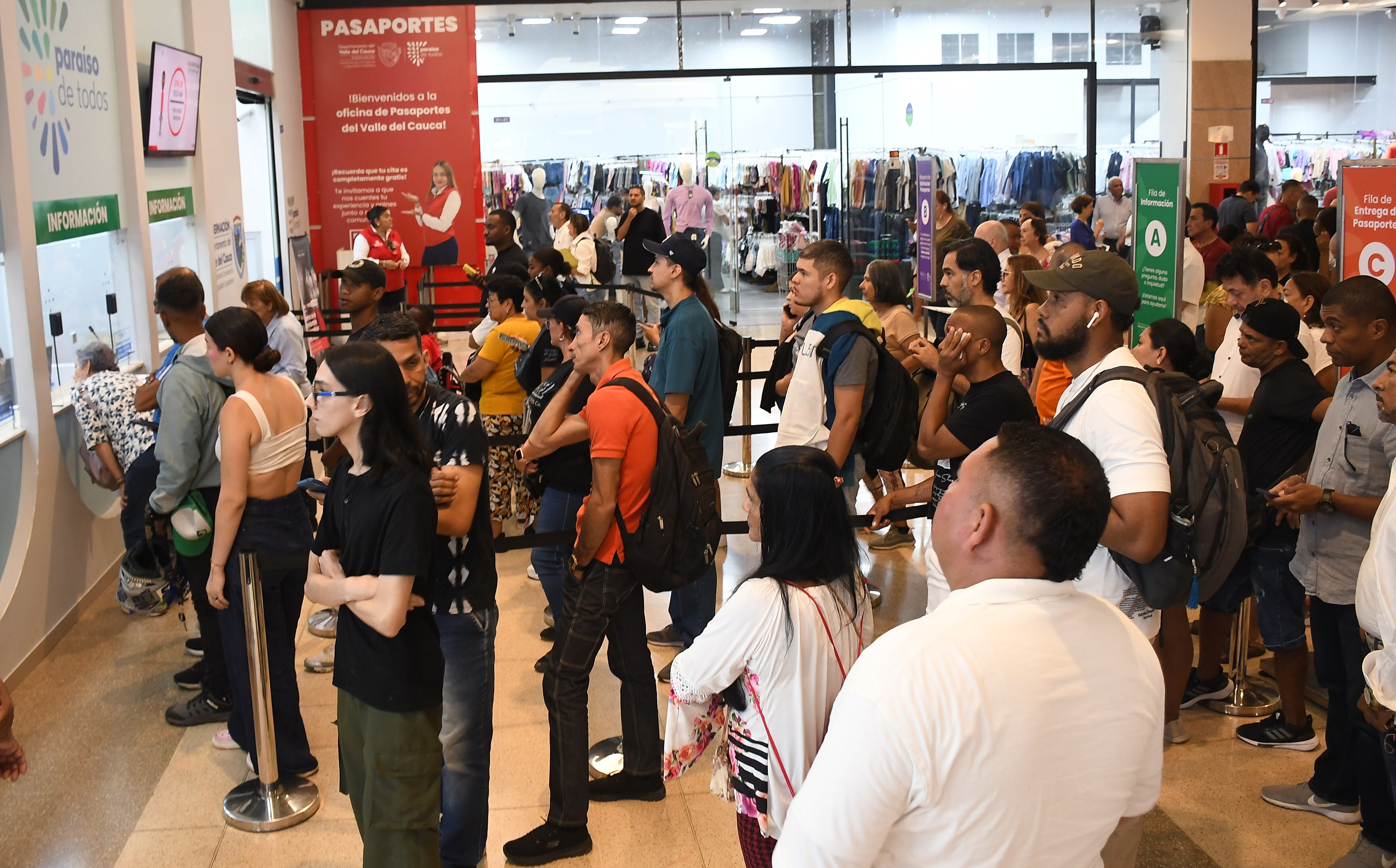 Cali: "Temporada alta" de pasaporte, largas filas y gran afluencia de público en las oficinas ubicadas en el Centro Comercial la Estación. Según los funcionarios, esta situación no presenta relación con la incertidumbre que se presenta en la Cancillería. Foto José L Guzmán. El País.
