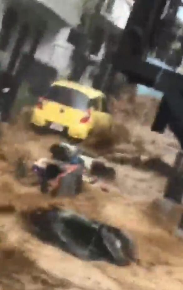 Un taxi y varias motos fueron arrastradas por la corriente del agua tras el desbordamiento de una quebrada en Manrique.